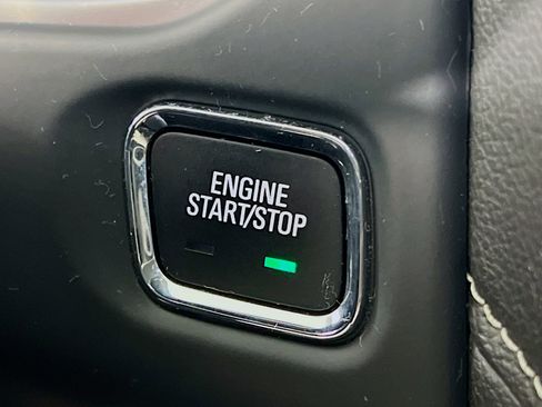 Used 2023 GMC Acadia SLT image 13