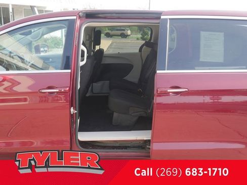 Used 2020 Chrysler Pacifica Touring w/ Cold Weather Group FWD image 18