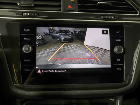 Used 2024 Volkswagen Tiguan SE w/ Panoramic Sunroof Package AWD/4WD image 8