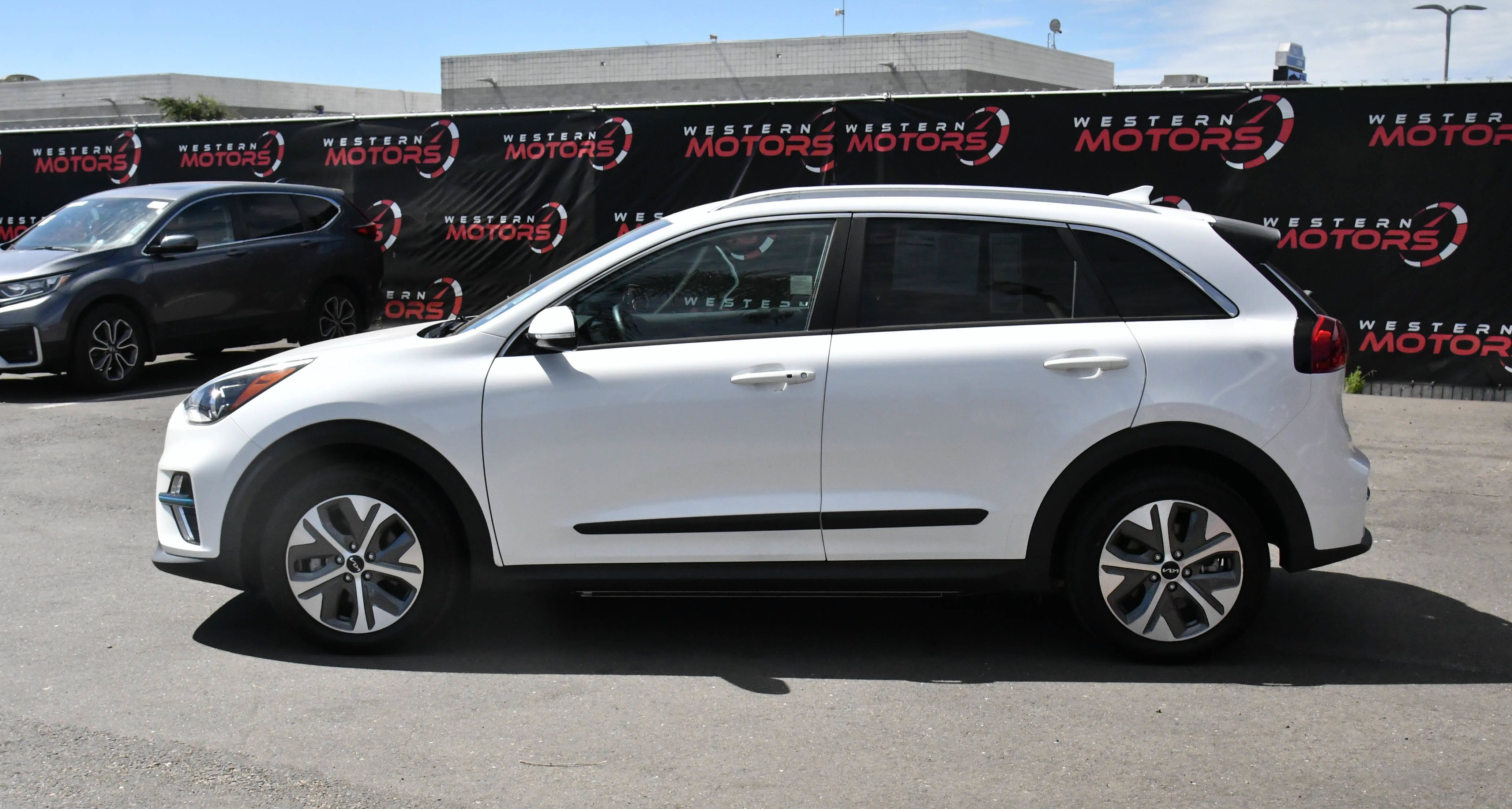 Used 2022 Kia Niro EX FWD image 4