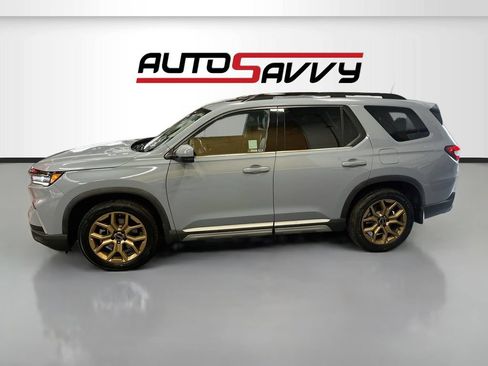 Used 2024 Honda Pilot Touring image 4