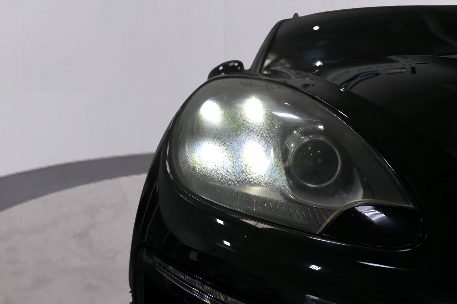 Used 2018 Porsche Macan AWD/4WD image 36
