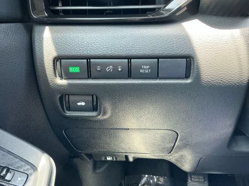 Used 2024 Nissan Sentra SV FWD image 20