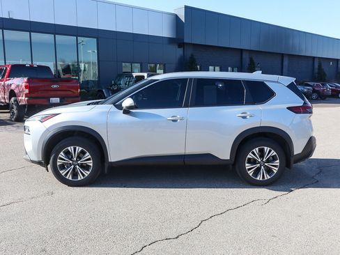 Used 2023 Nissan Rogue SV image 2