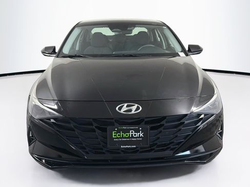 Used 2021 Hyundai Elantra SE FWD image 2