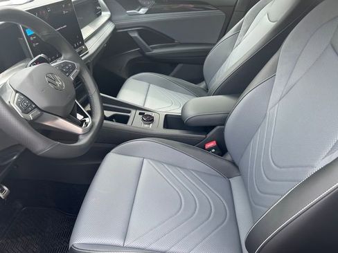 New 2026 Volkswagen Tiguan SE R-Line FWD image 9