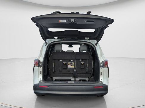 Used 2025 Toyota Sienna XLE FWD image 9