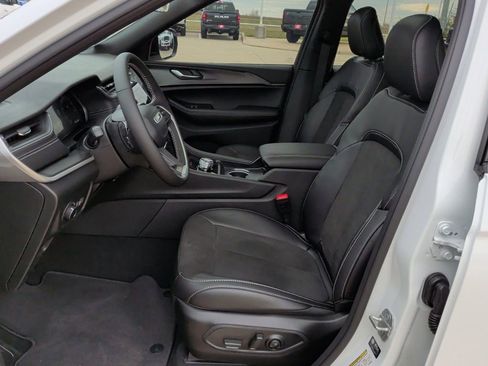 New 2025 Jeep Grand Cherokee L Altitude image 12