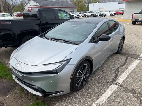 Used 2024 Toyota Prius XLE FWD image 4