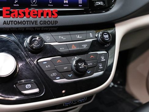 Used 2023 Chrysler Pacifica Touring-L FWD image 20