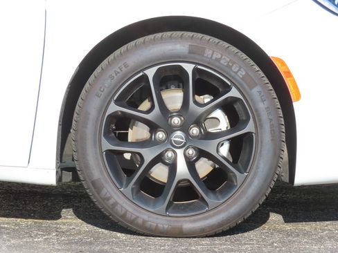 Certified 2025 Chrysler Pacifica Limited FWD image 15