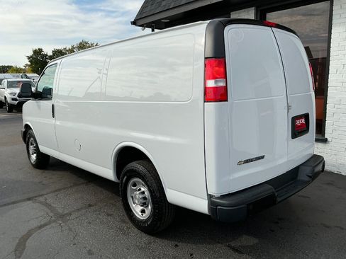 Used 2021 Chevrolet Express 3500 w/ Driver Convenience Package image 5