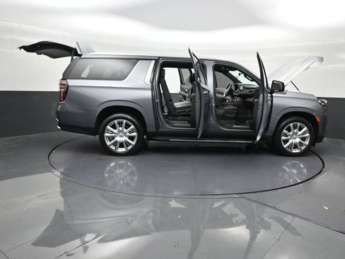 Used 2021 Chevrolet Suburban High Country AWD/4WD image 34