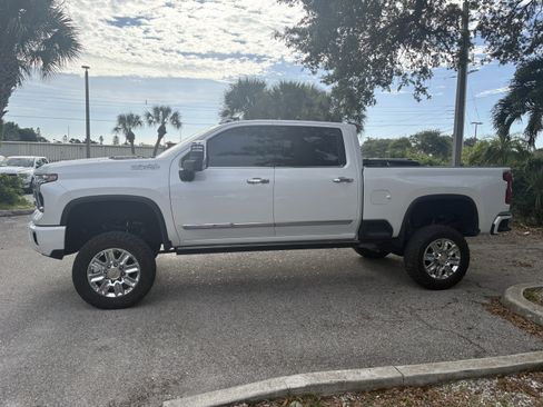 Used 2024 Chevrolet Silverado 2500 High Country w/ High Country Premium Package AWD/4WD image 4