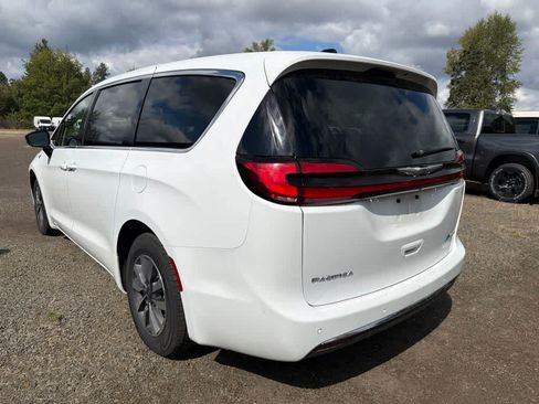 Used 2024 Chrysler Pacifica Limited FWD image 5