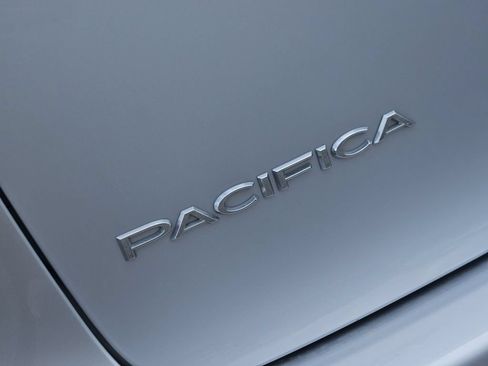 Used 2023 Chrysler Pacifica Touring-L FWD image 7
