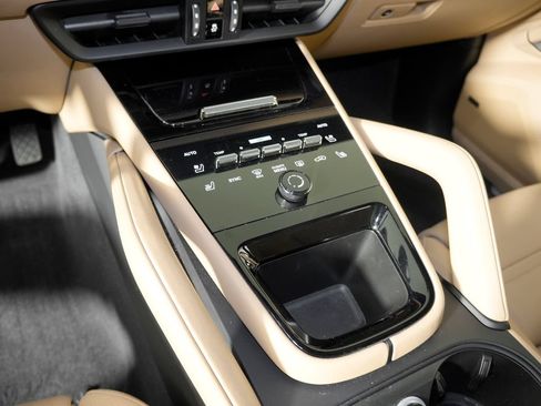 Certified 2024 Porsche Cayenne w/ Premium Package AWD/4WD image 33