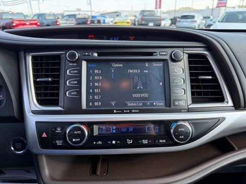 Used 2017 Toyota Highlander XLE image 22