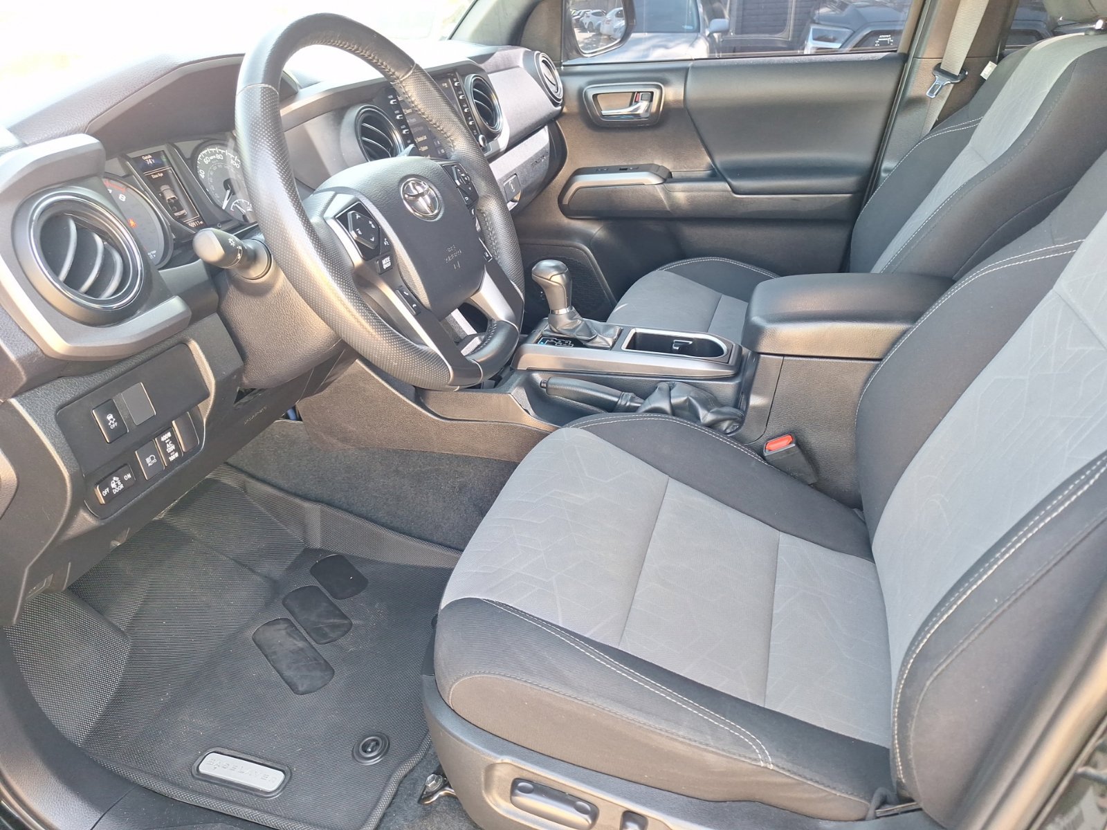 Used 2023 Toyota Tacoma TRD Off-Road w/ Technology Package AWD/4WD image 16