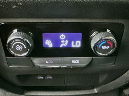 Used 2025 Chevrolet Traverse LT FWD image 27