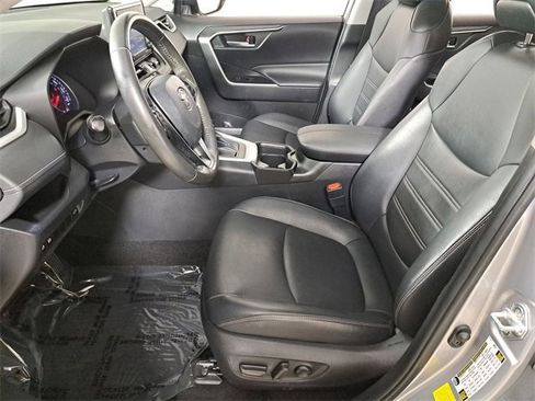 Used 2021 Toyota RAV4 XLE Premium image 19