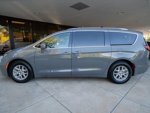 Used 2021 Chrysler Pacifica Touring-L w/ Uconnect Theater Family Group FWD image 4