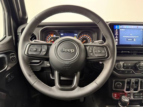 Used 2025 Jeep Wrangler Unlimited Rubicon w/ Convenience Group AWD/4WD image 21