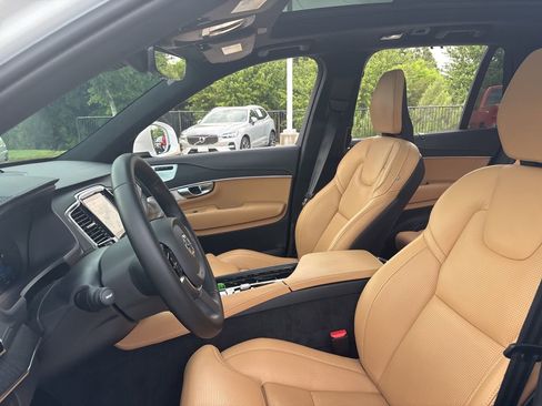 Used 2024 Volvo XC90 T8 Ultimate w/ Lounge Package image 18