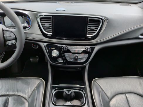 Used 2022 Chrysler Pacifica Limited w/ Uconnect Theater Family Group FWD image 34