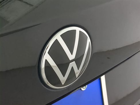 Certified 2023 Volkswagen Taos SE image 10