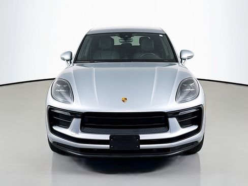 Certified 2022 Porsche Macan image 6