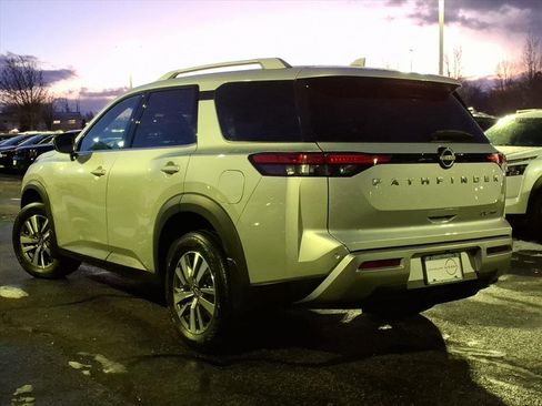 Certified 2024 Nissan Pathfinder SL image 5