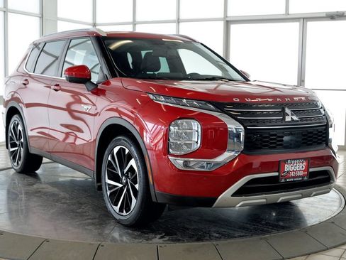 Used 2023 Mitsubishi Outlander SE AWD/4WD image 2