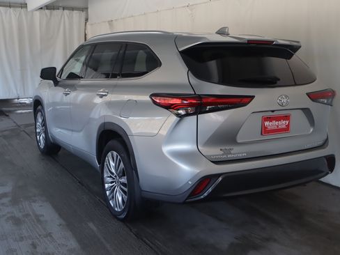 Used 2023 Toyota Highlander Limited image 18
