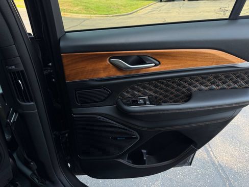 Used 2024 Jeep Grand Cherokee Summit AWD/4WD image 16