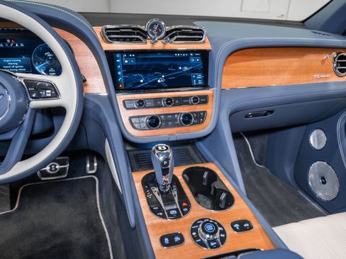 Used 2023 Bentley Bentayga V8 image 32
