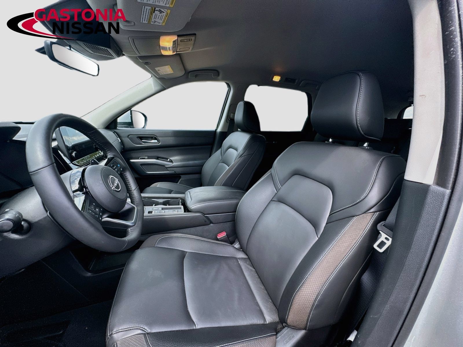 Used 2025 Nissan Pathfinder SL FWD image 27