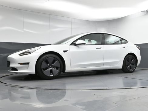 Used 2023 Tesla Model 3 Standard Range image 19