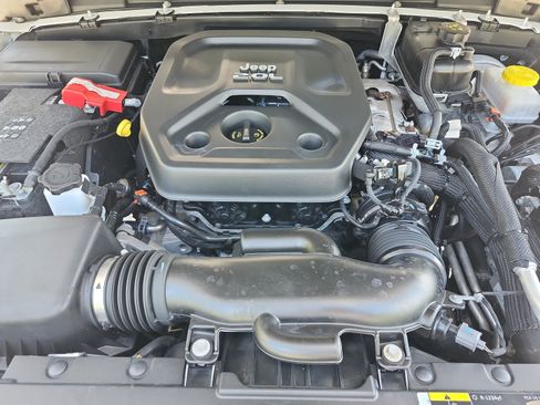 Used 2018 Jeep Wrangler Unlimited Sahara AWD/4WD image 21