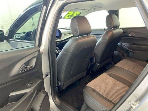 Used 2025 Chevrolet Trax LT FWD image 33