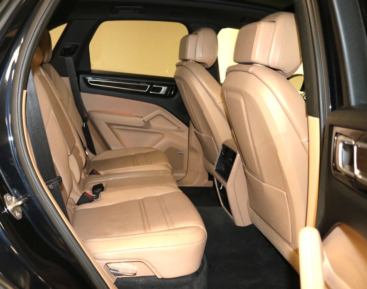Used 2020 Porsche Cayenne Turbo AWD/4WD image 18