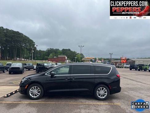 Used 2026 Chrysler Pacifica Select FWD image 3