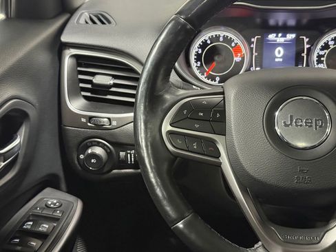 Used 2019 Jeep Cherokee Latitude Plus w/ Comfort/Convenience Group image 25