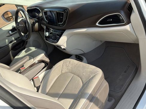 Used 2017 Chrysler Pacifica Touring-L FWD image 20