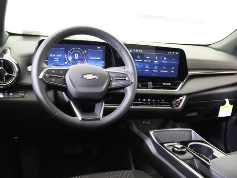 New 2026 Chevrolet Equinox LT w/ Safety and Technology Package FWD image 17