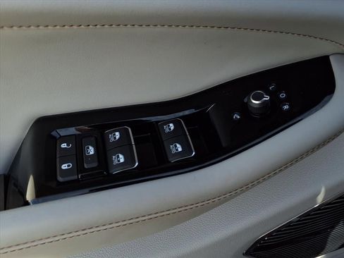 Used 2022 Jeep Grand Cherokee Overland w/ Advanced Protech Group III image 16