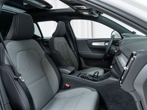 Certified 2025 Volvo XC40 B5 Core image 22