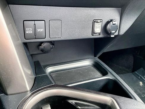 Used 2018 Toyota RAV4 LE FWD image 32