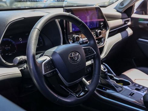 Used 2023 Toyota Highlander Limited FWD image 14
