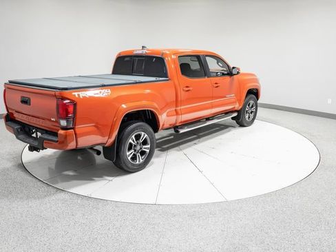 Used 2018 Toyota Tacoma SR5 AWD/4WD image 32
